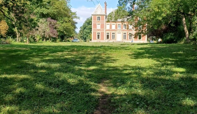 2-bedroom gite for 4 people in a castle with park, pond, orchard, etc.