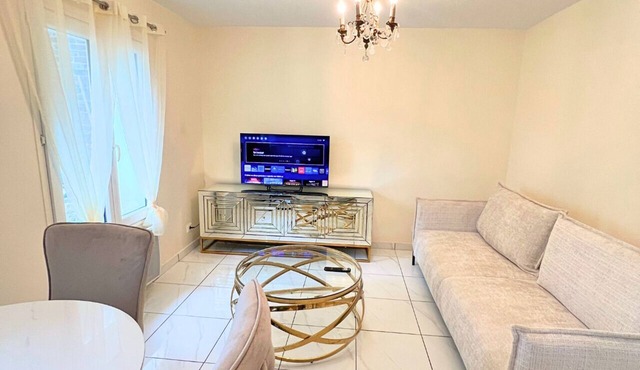 2 Bedroom Home: Stay 15min train ride from Paris with WiFi