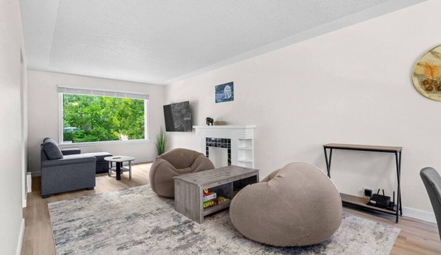 2 Bedroom + Pull out Sofa | Min to UofC in Calgary