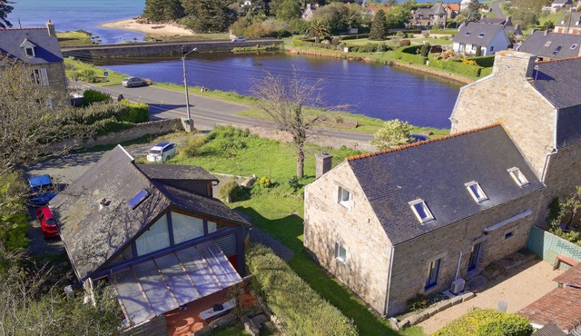 2 houses for 14 people, seaside