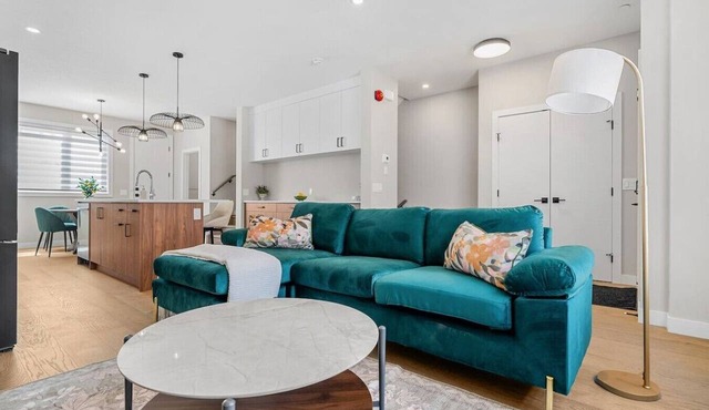 2 King Bed | Garage | Min to UofC | NEW in Calgary