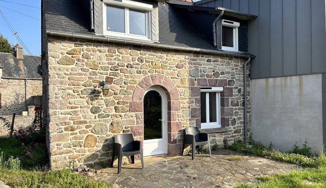 351 - Charming stone house in Plévenon.