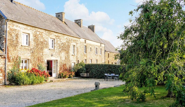 4 bedroom pet friendly home in Portbail