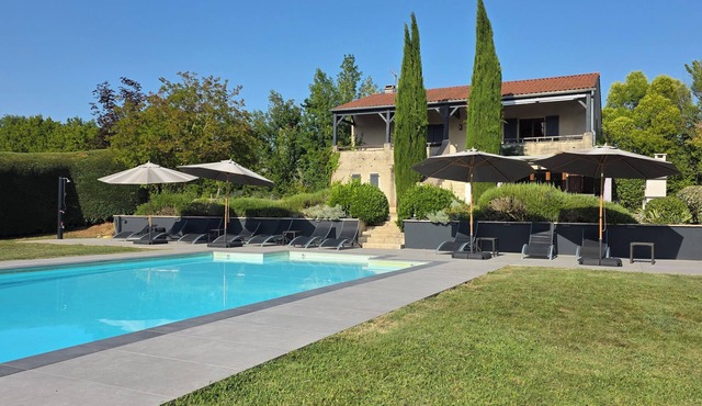 5 bed country house (sleeps 10). Magnificent views. Tennis court & heated pool