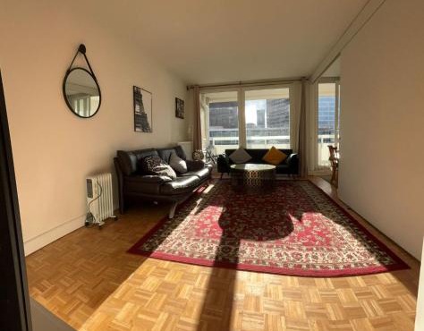 5 mn (450 m) walk Metro/La Defense/Netflix/Parking