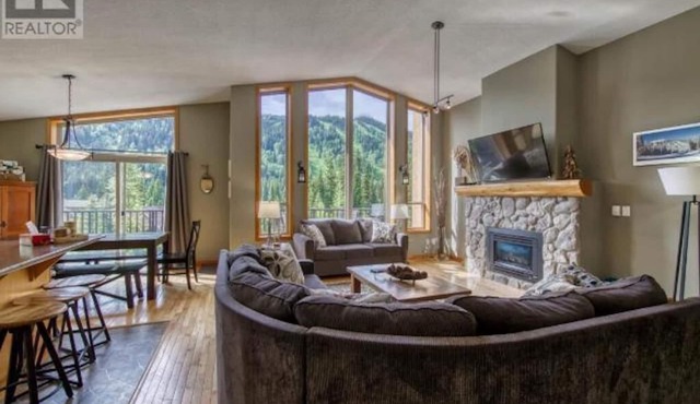 5BR/3BA Ski Chalet: Ski In/Hot Tub/Amazing Views! in Sun Peaks