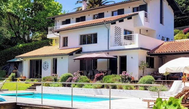 6 Bed Luxury Villa Mountain View,Pool,HotTub,Cinema Room,Terrace, BBQ & Lounge