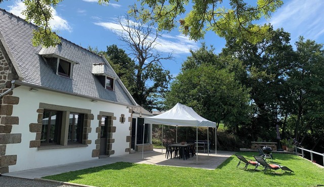 6-person house with lake between Mont St Michel, St Malo, Cancale, Rennes.