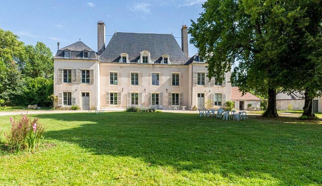 7 bedroom lovely home in Marmagne