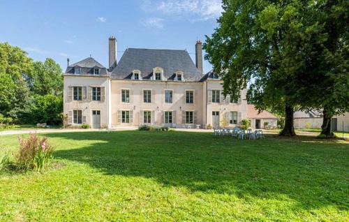 7 Bedroom Lovely Home In Marmagne