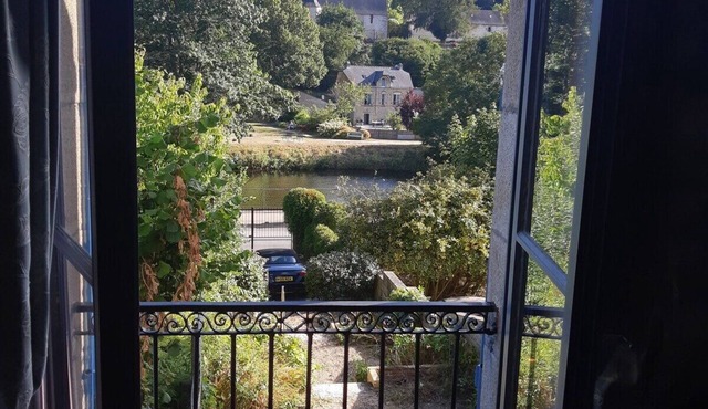 A beautiful house overlooking the Nantes-Brest canal in the medieval town of Josselin