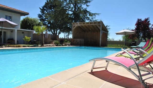 A beautiful, very quiet place to stay near La Rochelle, with a very large pool