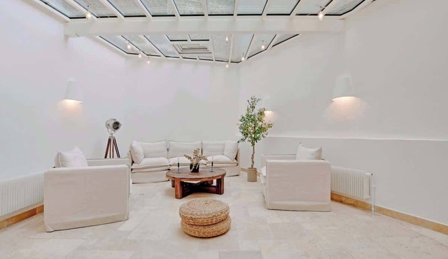 A Breathtaking 2-BR/1Ba - Gobelins