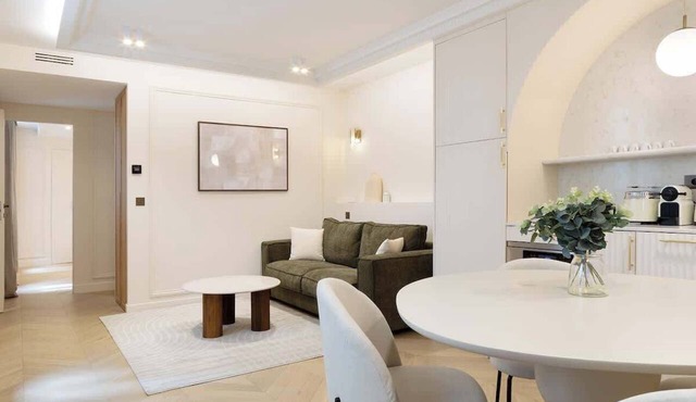 A Charming 1-BR/1BA with Services in Opéra