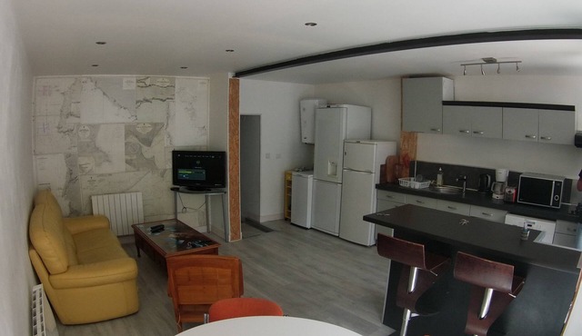 A floor for each one. Home; 3 rooms, 3 bathrooms, 4WC. Down town. Patio