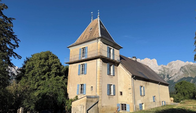 A stately home in the heart of the mountains. Calm, serenity. Come and recharge your batteries.