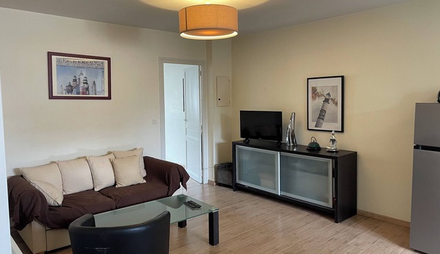 A T3 apartment located in the city center, 5 minutes walk from the ST SERVAN beach.