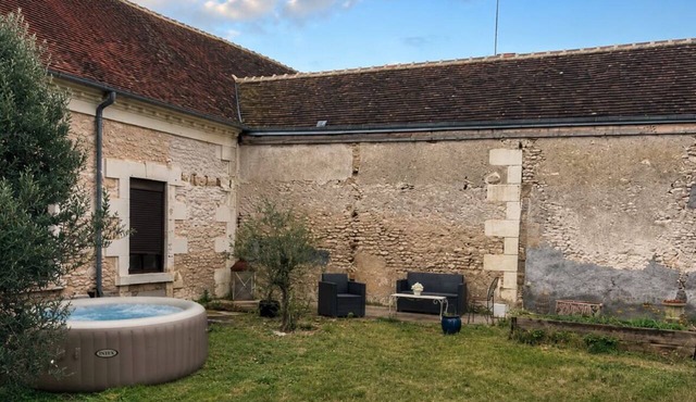 A traditional farmhouse in the heart of the Loir-et-Cher region, near its vineyards and châteaux