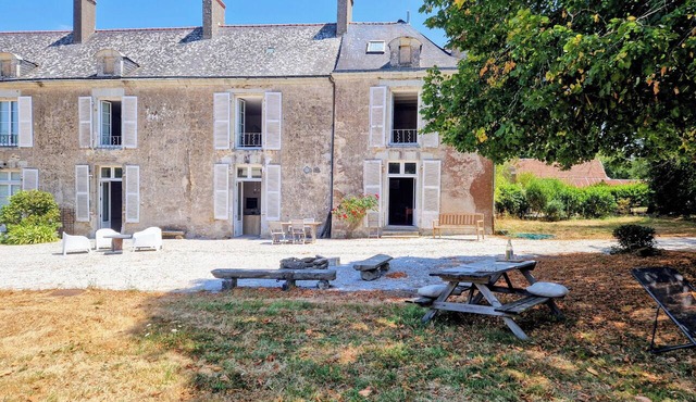 A wing of a charming 18th-century château, fully renovated and set in a magnificent park in Saint-Étienne-de-Montluc