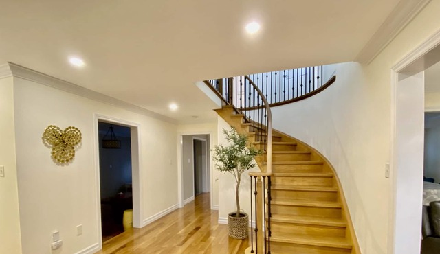 Affordable and Spacious 2 bedroom house in a quite neighborhood and all amenties in Barrie