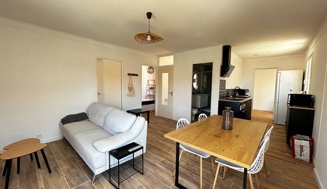 Air-conditioned apartment near beach - 6 guests