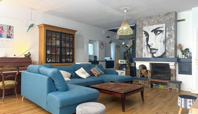 Air-conditioned family home with a pool near Lyon