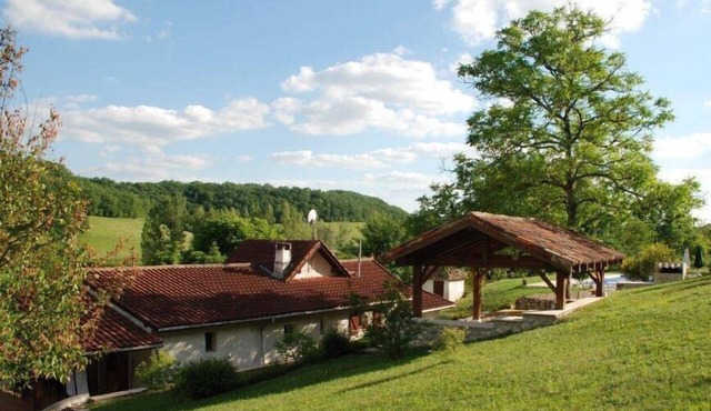 An Attractive Cottage Set In 2 Acres - Walking Distance To Village