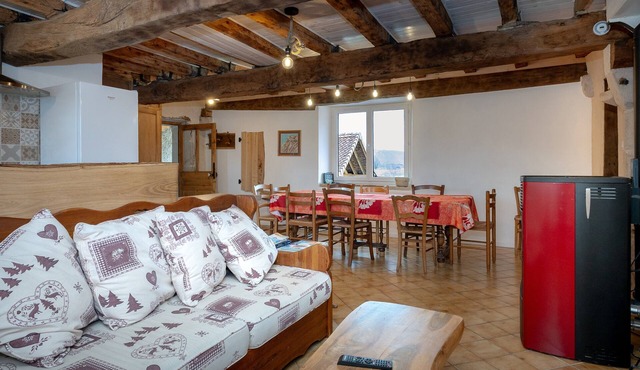 Apartment 'Les Hirondelles' with Mountain View, Private Terrace and Garden