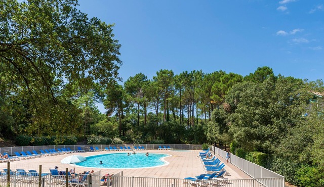 Apartment 'Appartement Domaine De Pinsolle' with Private Terrace and Balcony