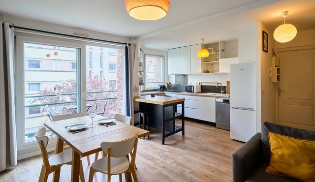 Apartment balcony/parking space near train station