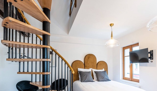 Apartment-Deluxe-Ensuite with Shower-Street View