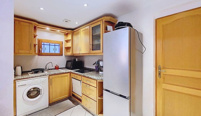 Apartment in a private home, parking, private garden. Pets allowed