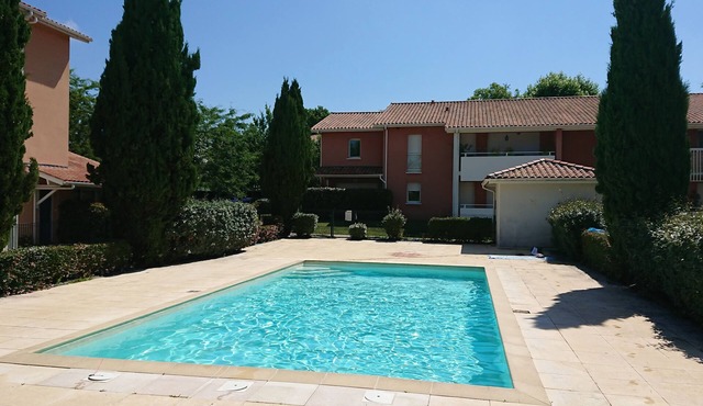 Apartment in quiet residence with swimming pool - lots of trees and sunshine