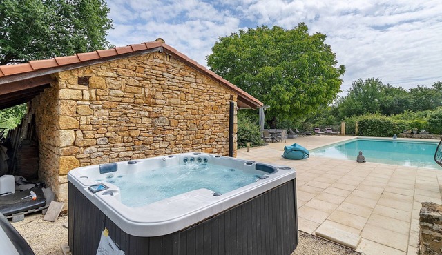 Apartment 'La Cazelle' with Shared Pool and Air Conditioning