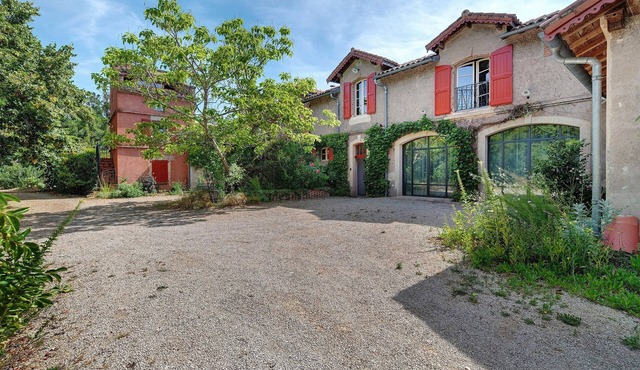Apartment “Le Loft Du Chant Du Buc” with Shared Pool, Garden, and Wi-Fi