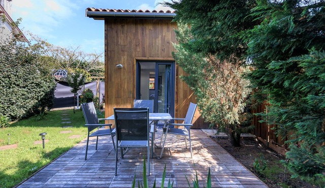Apartment 'Loc Ty Home' with Private Terrace, Private Garden and Wi-Fi