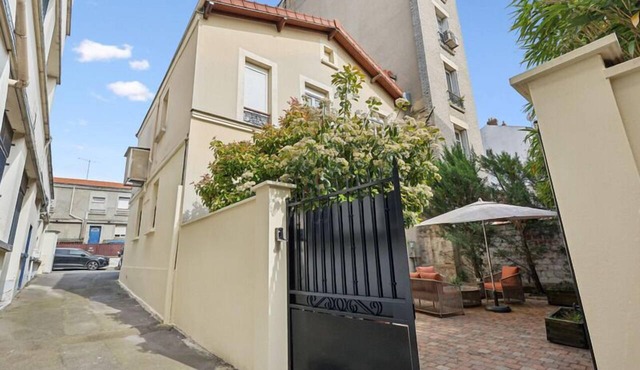 Apartment-Private Bathroom-Garden view