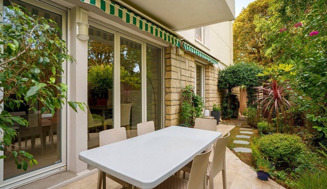 Apartment 'Sur Jardin Clos' with Private Terrace, Private Garden and Wi-Fi