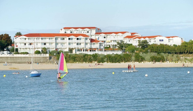 Apartment with a view on the pool or see near Fort Boyard