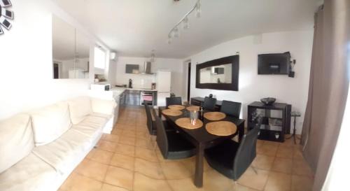 Appartement-2- privé, terrasse, parking et jardin