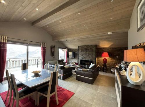 Appartement moderne 5 pièces, proche des pistes avec cheminée, terrasse, parking et bois inclus - FR-1-297-346