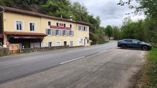 Appartement refait dans ancien hôtel restaurant