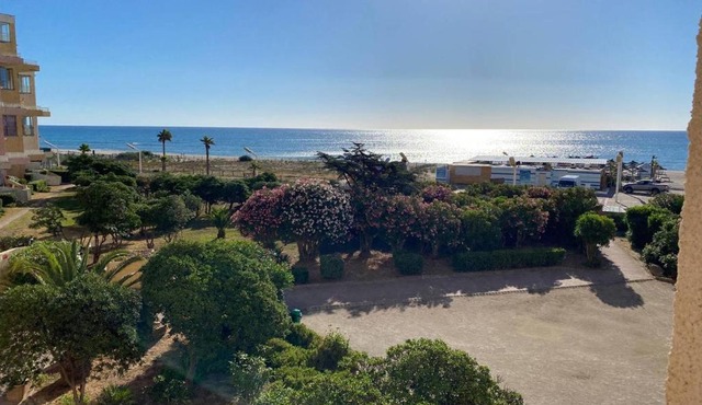 Appartement T3 avec Terrasse, Barbecue et Parking - 300m des Commerces, Plage devant - FR-1-81-498