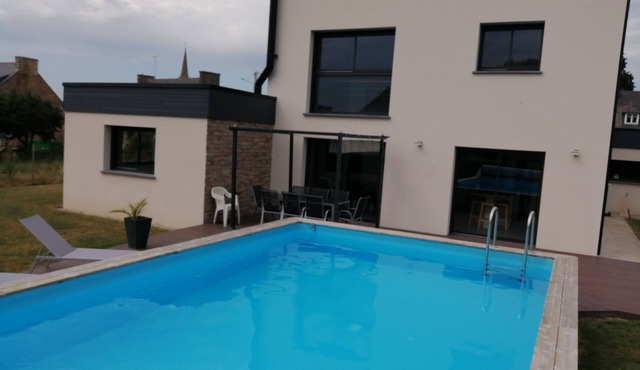 Architect-designed house with swimming pool