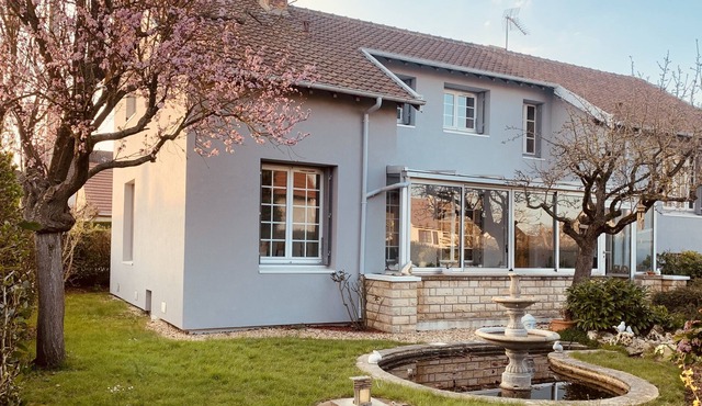 Atypical house with a beautiful flower garden 25 minutes from Paris