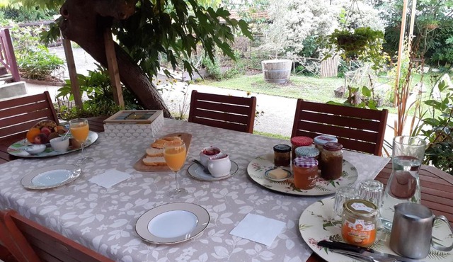 Au Bosquet, chambre et salle de bains avec petit déjeuner à 600 m du centre dans un cadre calme et verdoyant