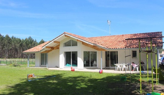 August 2–16: A peaceful home nestled between the forest, the lake, and the ocean, just 5 minutes from the beaches.