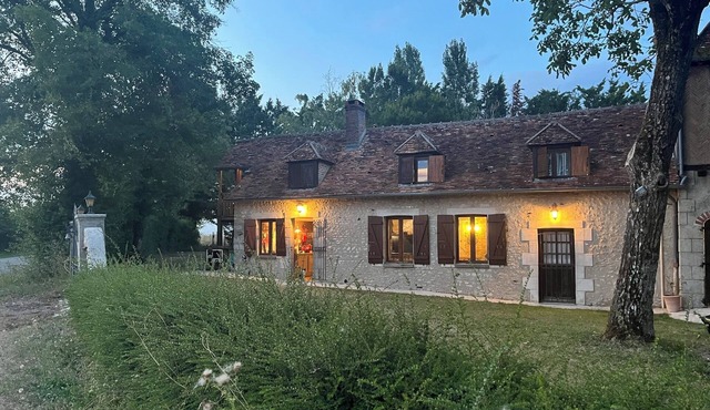 Authentic house, large garden with trees, in the middle of the Sancerre vineyards.
