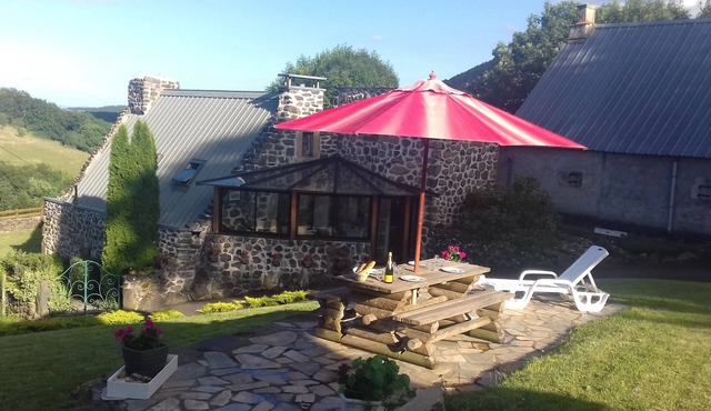 Auvergne Puy de dôme 1140 m calm and relaxation assured swimming pool