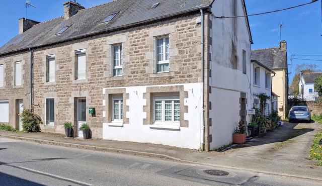 Awesome home in Plounevez-Quintin
